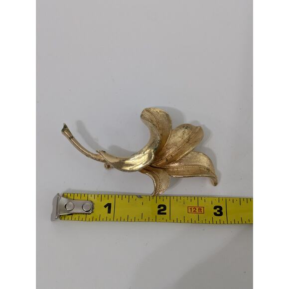 Pegasus Coro Gold Tone Flower Lillies‎ Pin Brooch Vintage Signed - Picture 5 of 5